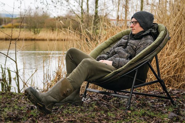 Wide Bedchair for Carp Fishing Camping Lounger Sonik SK-TEK Fishing Lounger with 6 Adjustable Legs up to 150 kg Carp Lounger with Soft Fleece Mattress
